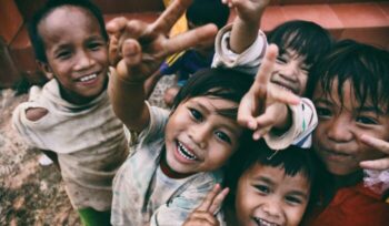 Children giving peace sign